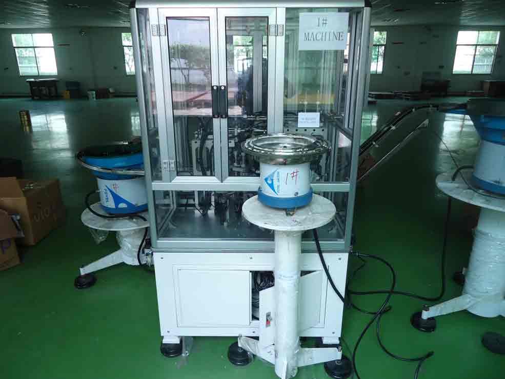 Spray cap assembly machine